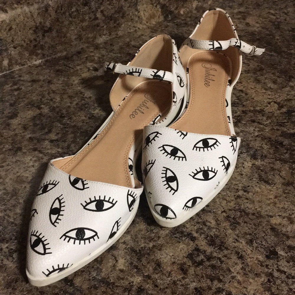 Flats with buckled strap